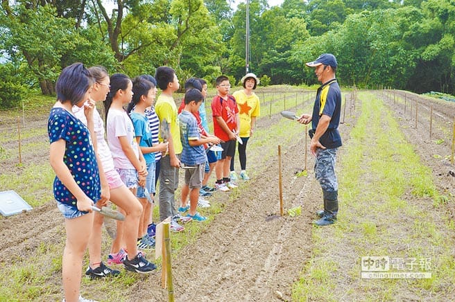 文峰學童當神農 校田揭牌種洛神花